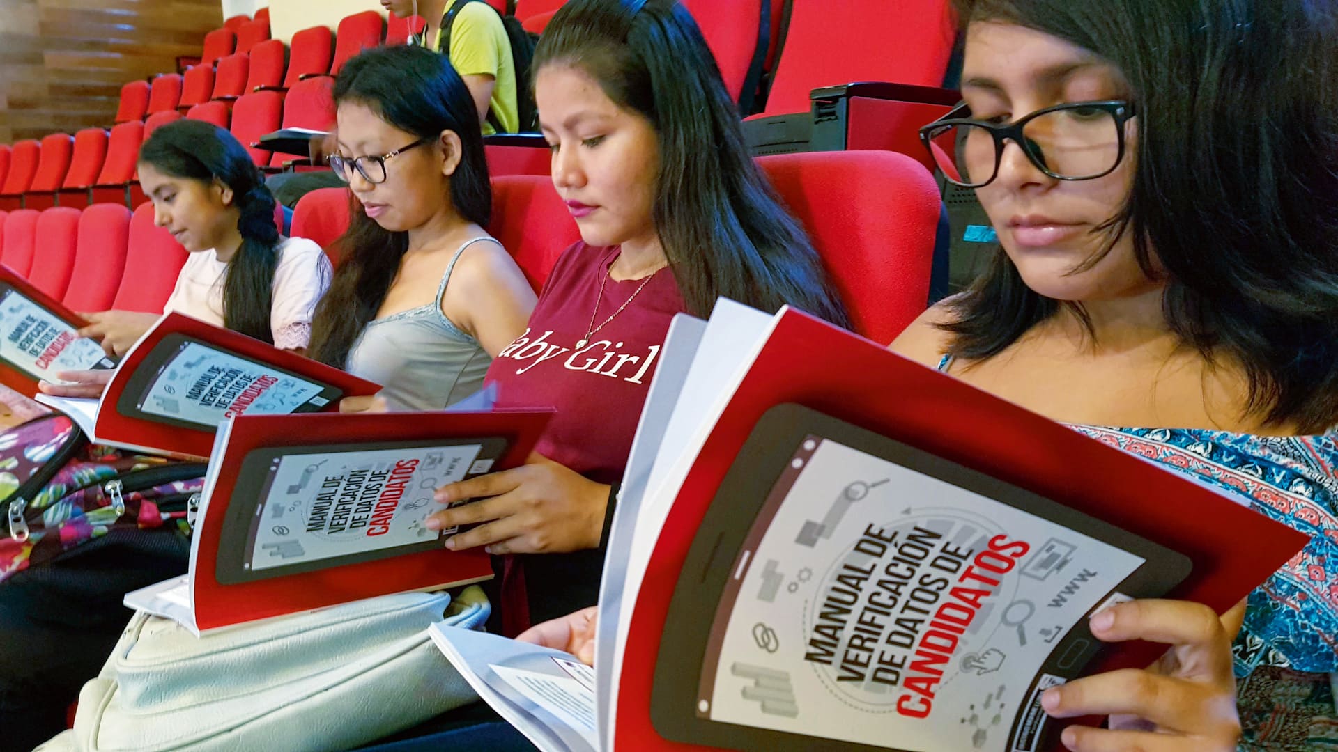 Estudiantes de periodismo de la Universidad Nacional de Ucayali conocen las herramientas disponibles para investigar candidatos.